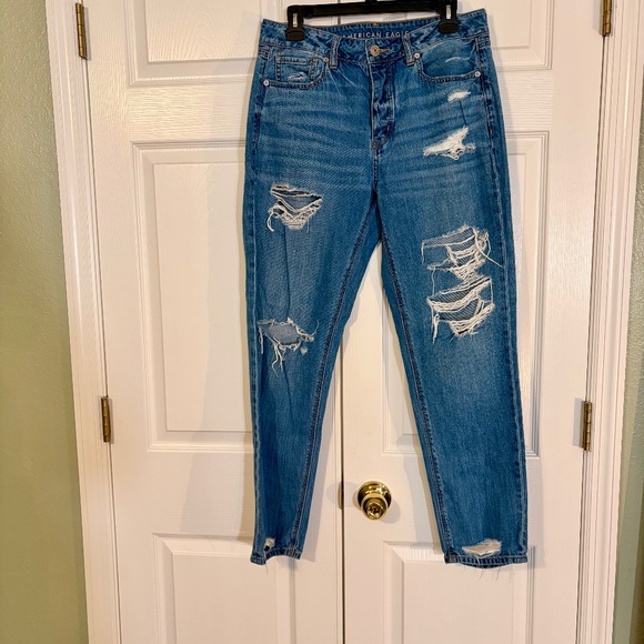 American Eagle Tomgirl Distressed Jeans Size 8 - Picture 1 of 8